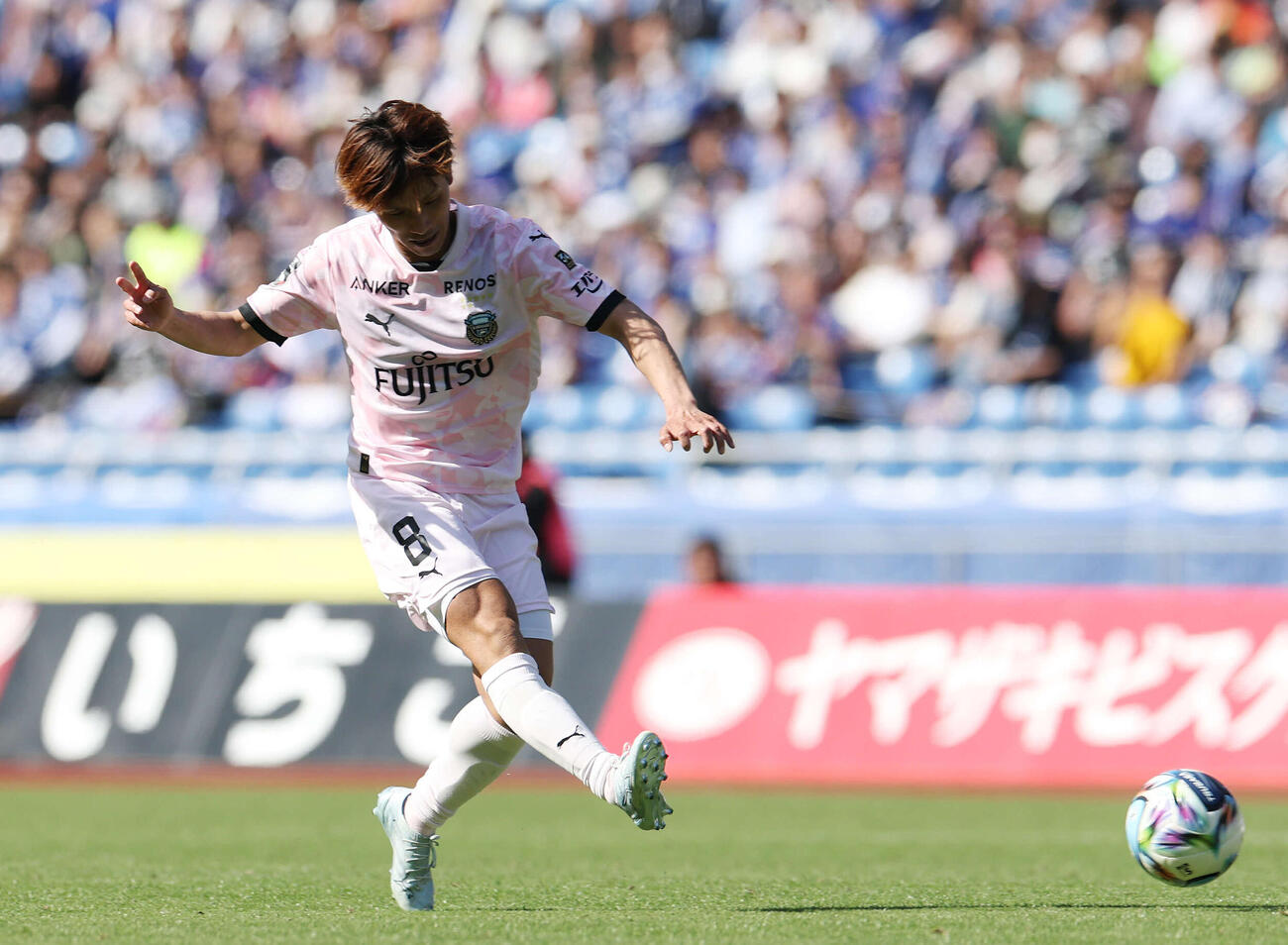 横浜対川崎F　後半、エリソンの決勝ゴールをアシストするパスを出す橘田（撮影・宮地輝）