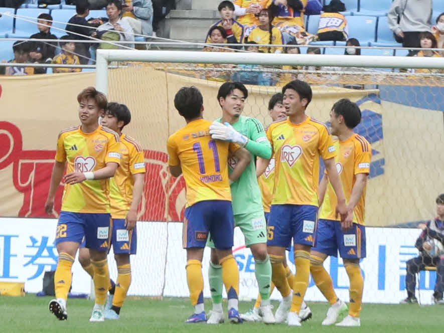 仙台対栃木C　快勝し喜び合うJ2仙台の選手たち（撮影・高橋香奈）