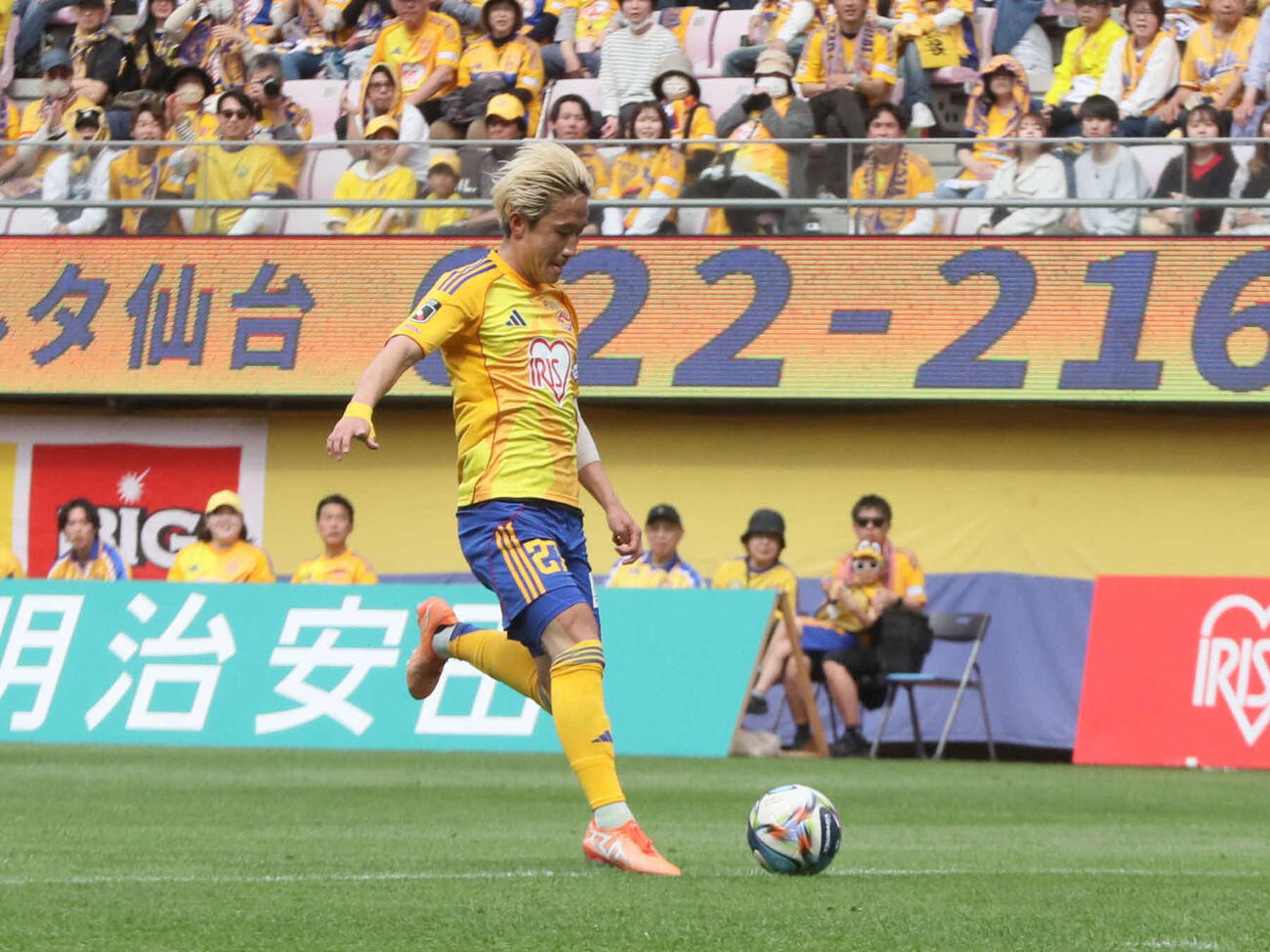仙台対栃木C　前半26分、シュートを放つ仙台MF岩渕（撮影・高橋香奈）