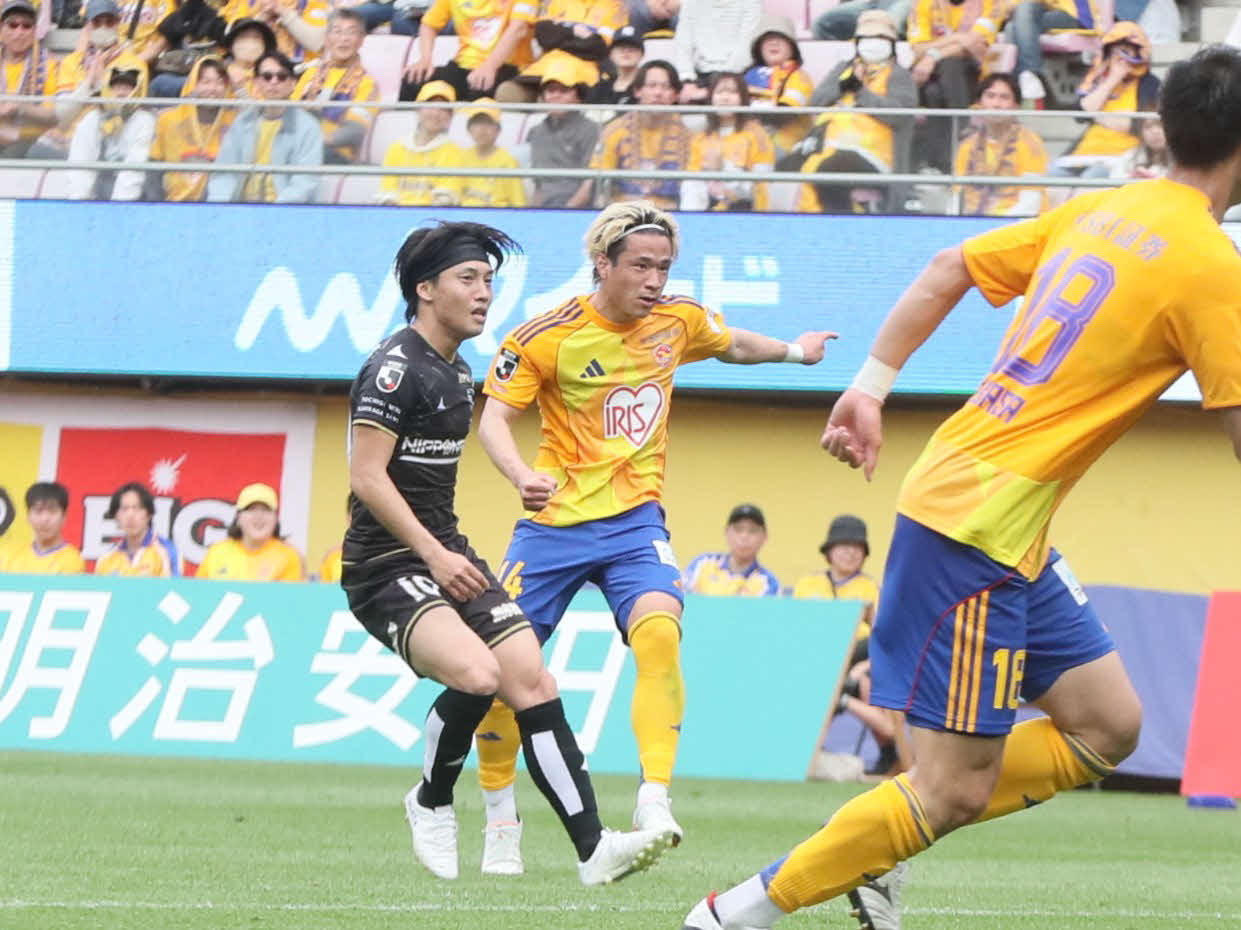 仙台対栃木C　前半追加タイム2分、シュートを放った仙台MF相良（中央）（撮影・高橋香奈）