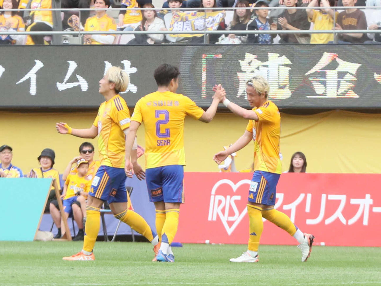 仙台対栃木C　今季初ゴールにチームメートと喜ぶ仙台MF相良（右）（撮影・高橋香奈）