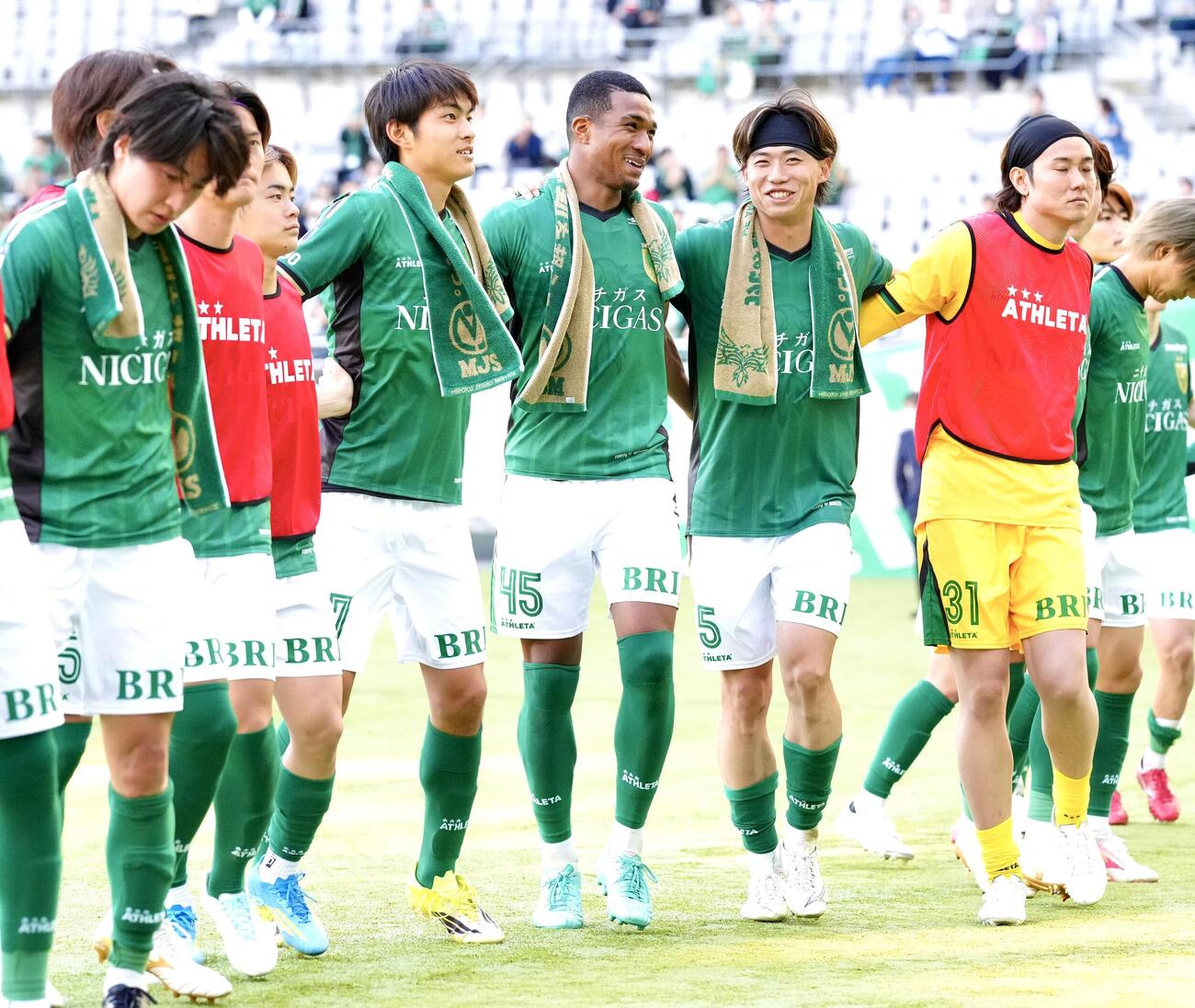 東京V対千葉　試合後、サポーターと勝利を喜ぶ寺沼（中央）ら東京Vの選手たち（撮影・江口和貴）