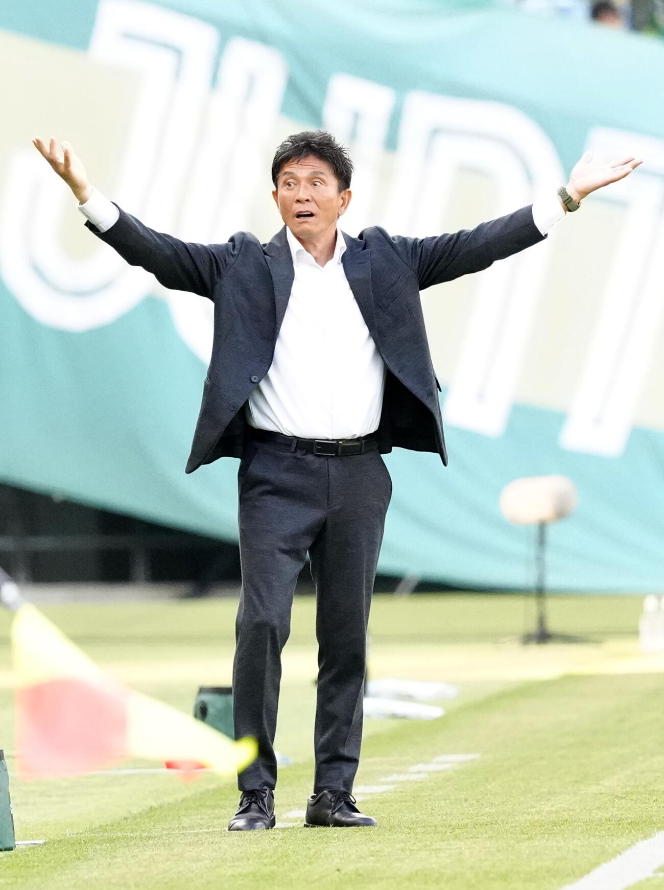 東京V対千葉　後半、アピールする東京V城福監督（撮影・江口和貴）