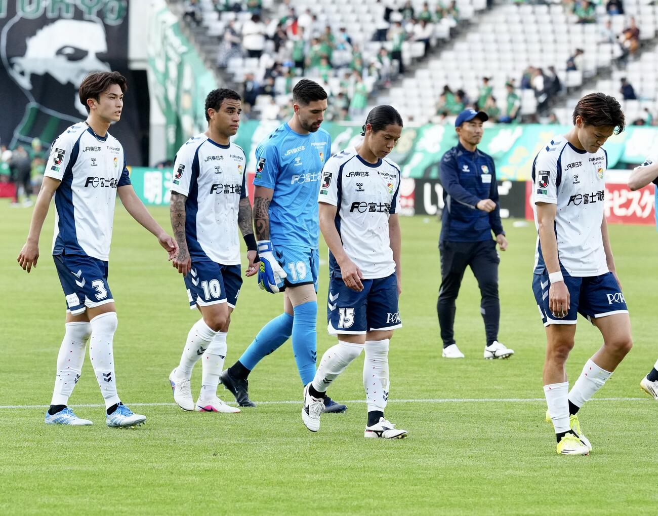 東京V対千葉　試合後、厳しい表情を見せる千葉の選手たち（撮影・江口和貴）