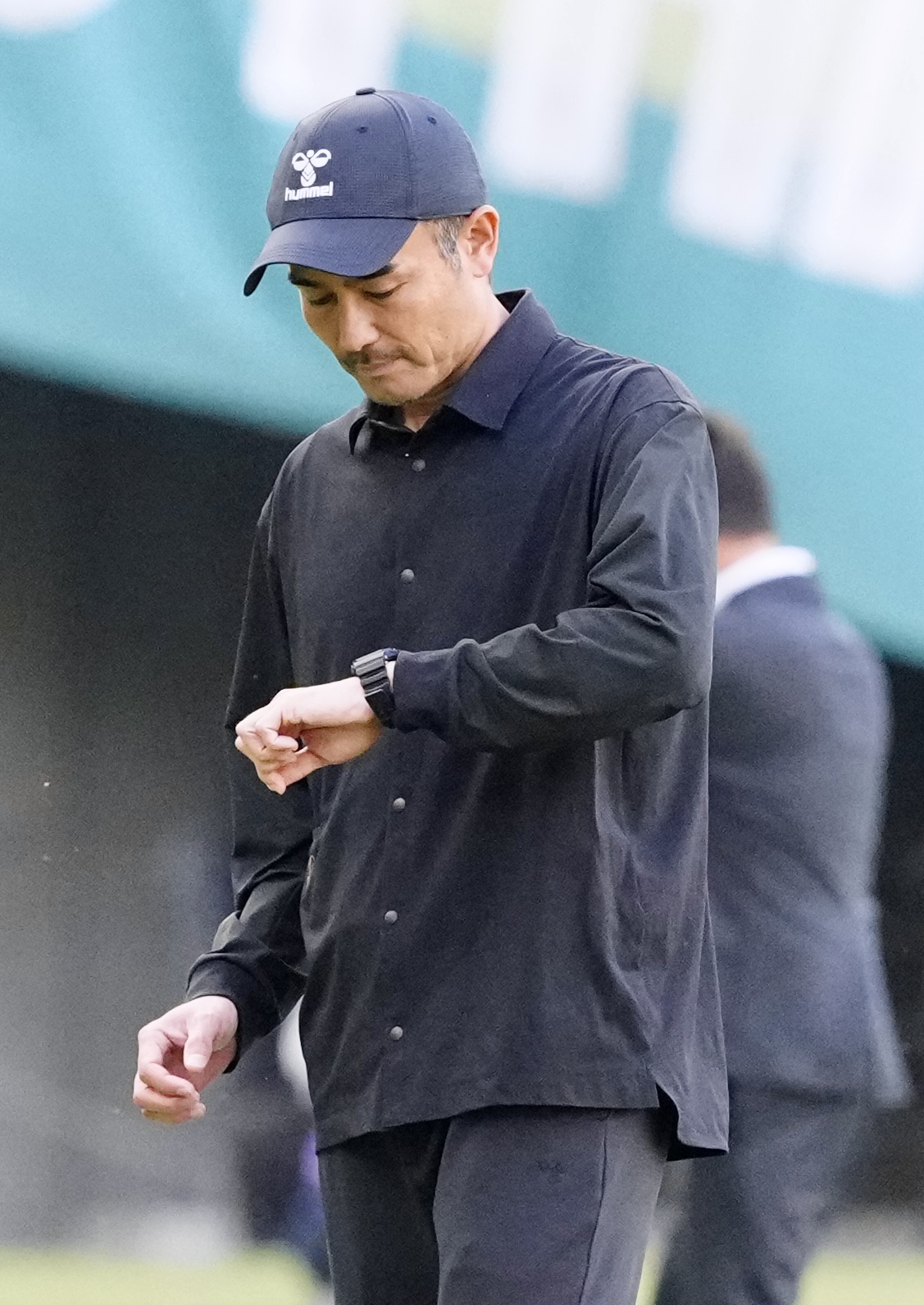 東京V対千葉　試合終了のホイッスルを聞き、厳しい表情の千葉小林監督（撮影・江口和貴）