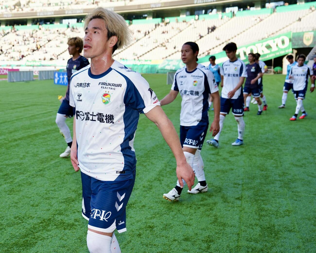 東京V対千葉　試合後、サポーターにあいさつし、引き揚げる椿（手前）ら千葉の選手たち（撮影・江口和貴）