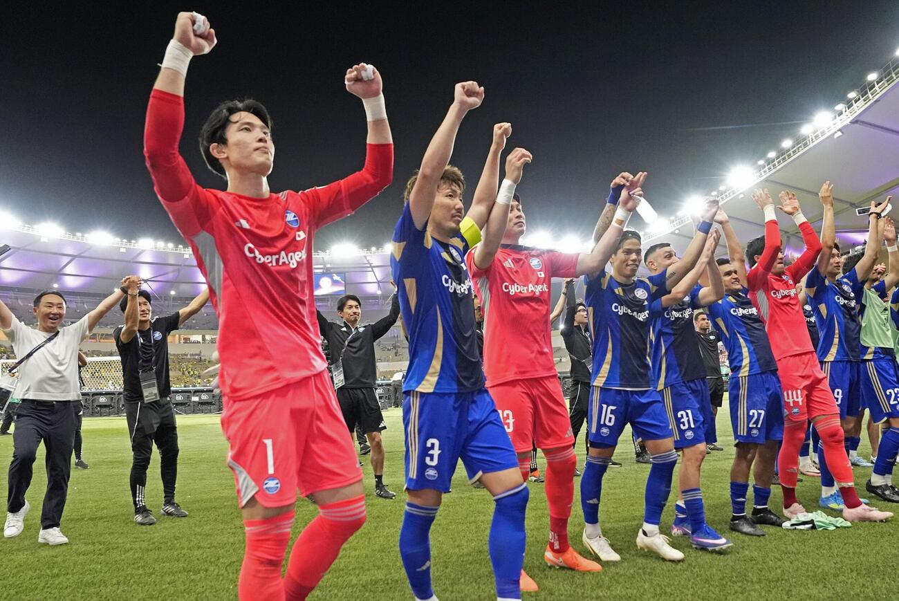 アルイティハドに競り勝ち準決勝進出を決め、サポーターの声援に応えるGK谷（左手前）ら町田の選手たち（共同）
