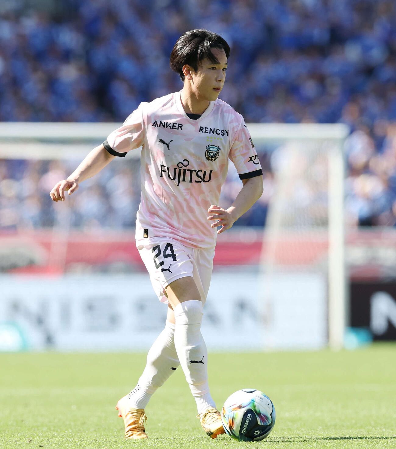 横浜対川崎F　後半、ドリブルする川崎F宮城（撮影・宮地輝）