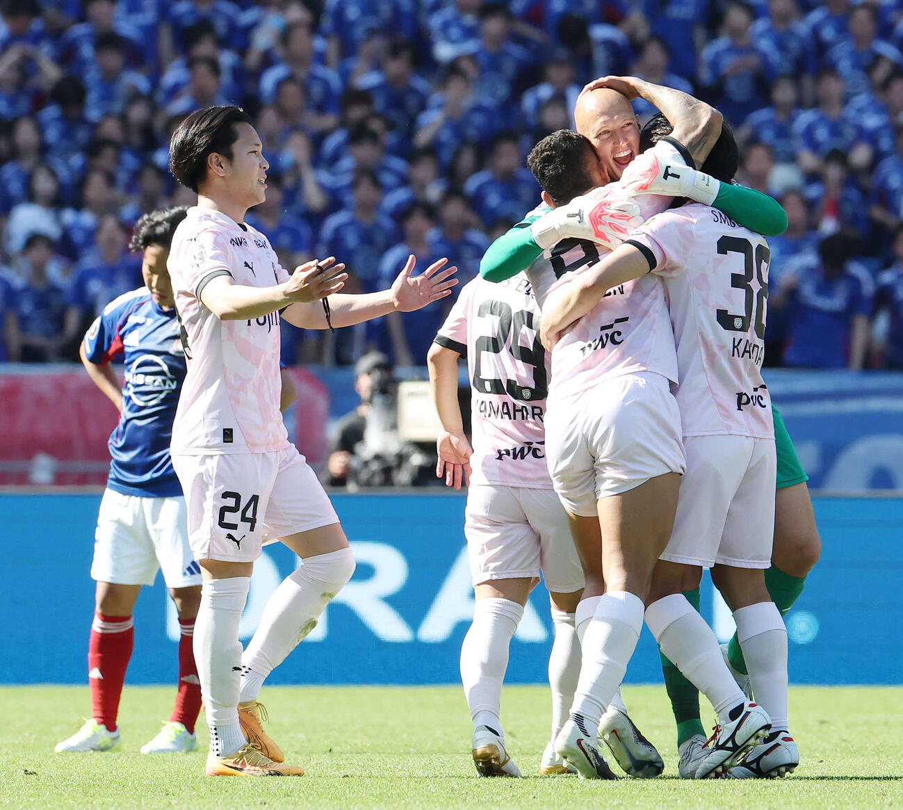 横浜対川崎F　神奈川ダービーを制しチームメートと喜ぶ川崎F宮城（左）（撮影・宮地輝）