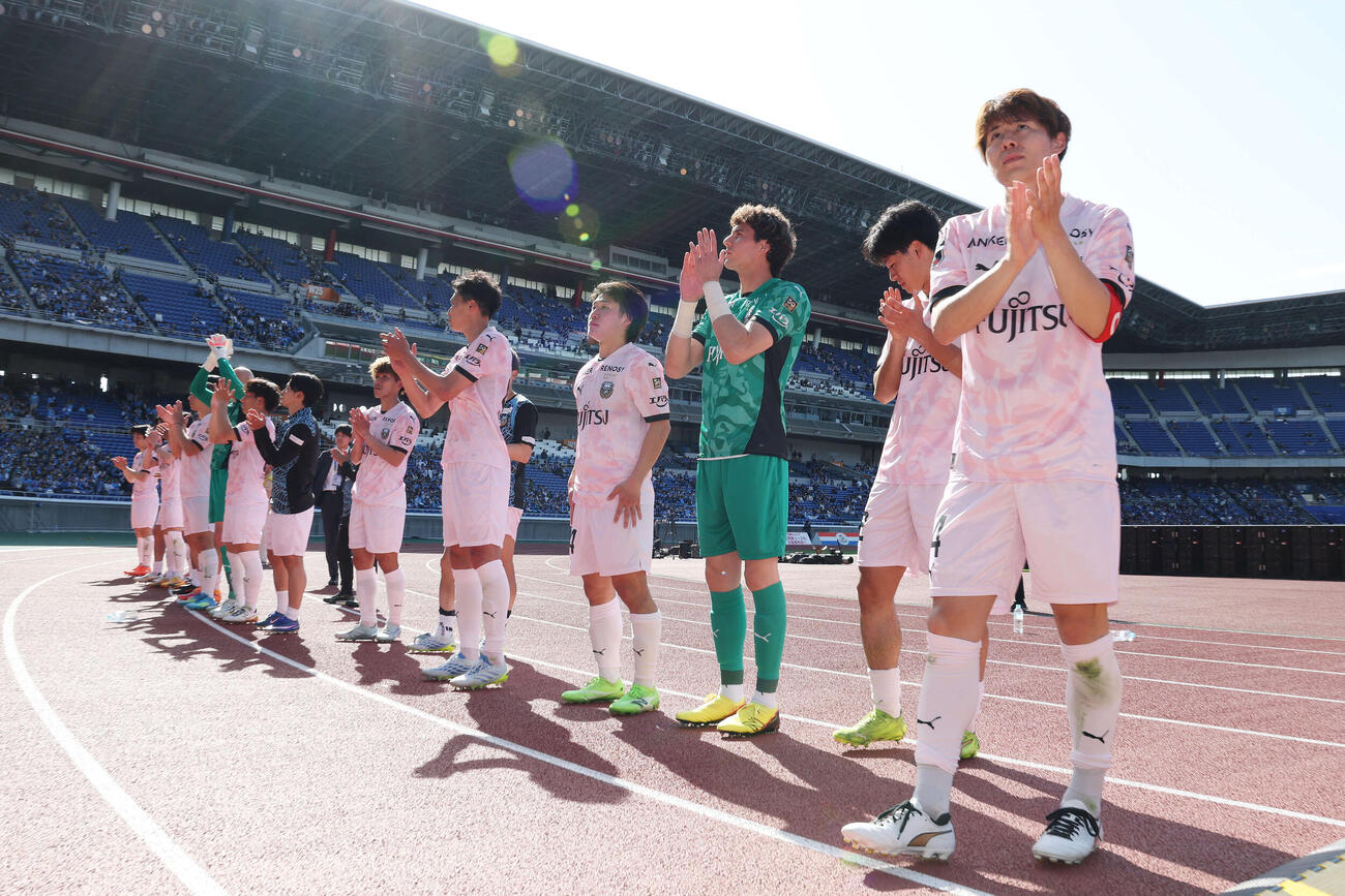 横浜対川崎F　神奈川ダービーを制しサポーターにあいさつする川崎F脇坂（右端）ら（撮影・宮地輝）
