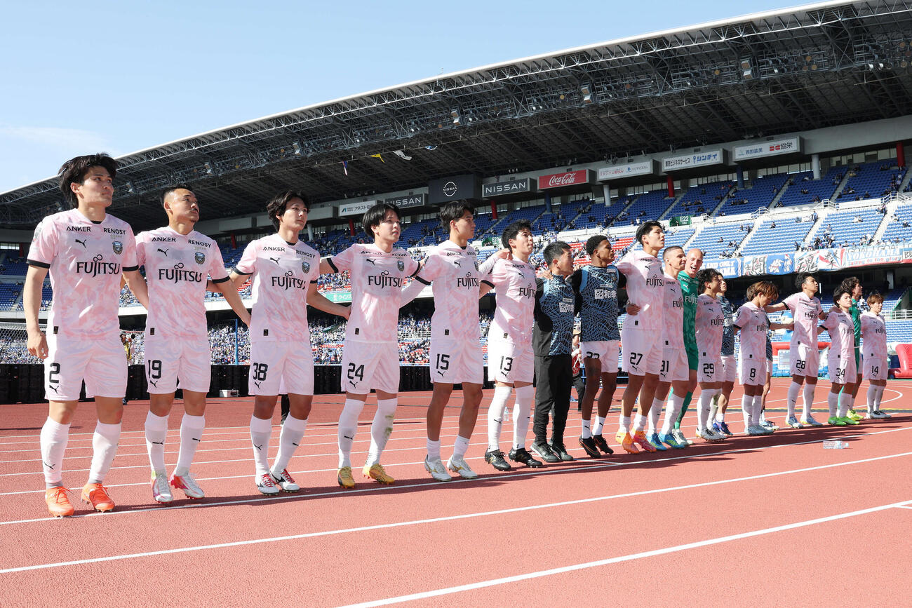 横浜対川崎F　神奈川ダービーを制しサポーターと喜ぶ川崎Fの選手たち（撮影・宮地輝）