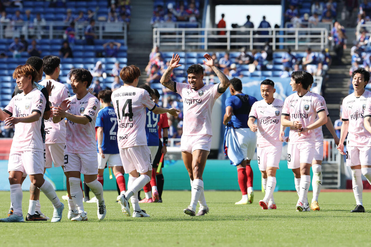 横浜対川崎F　決勝ゴールを決め神奈川ダービーを制しチームメートと喜ぶ川崎Fエリソン（中央）（撮影・宮地輝）