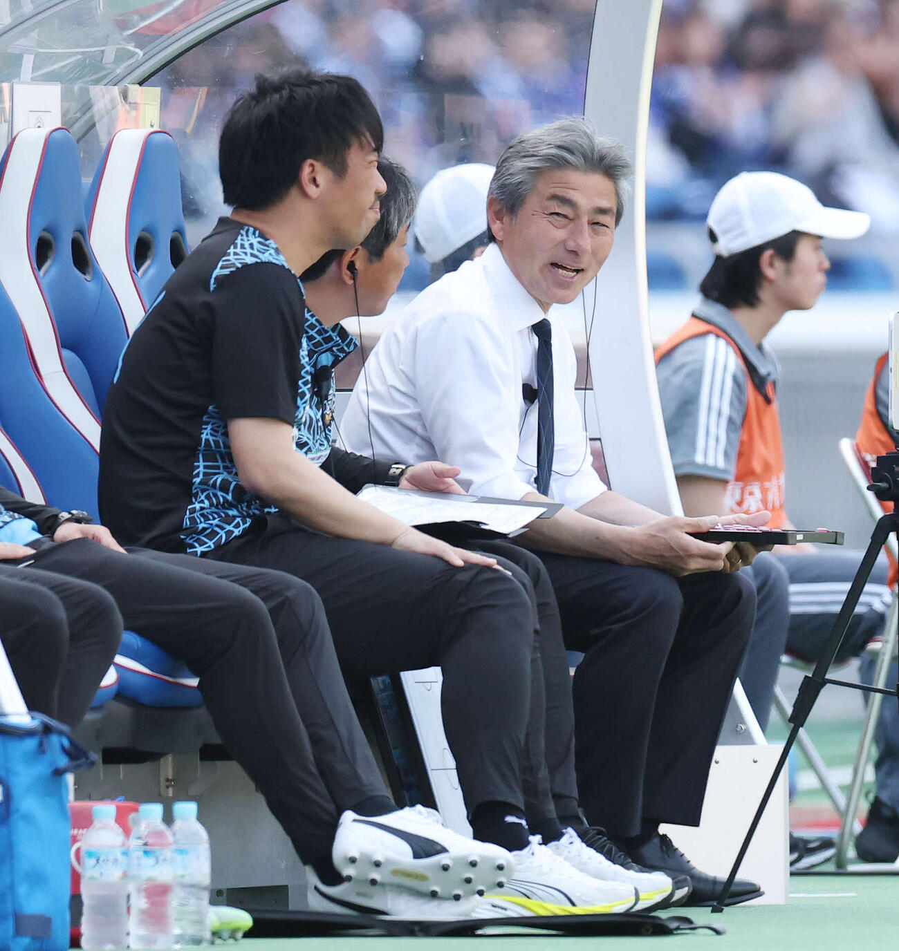 横浜対川崎F　後半、笑顔でコーチ陣と言葉を交わす川崎F長谷部監督（撮影・宮地輝）