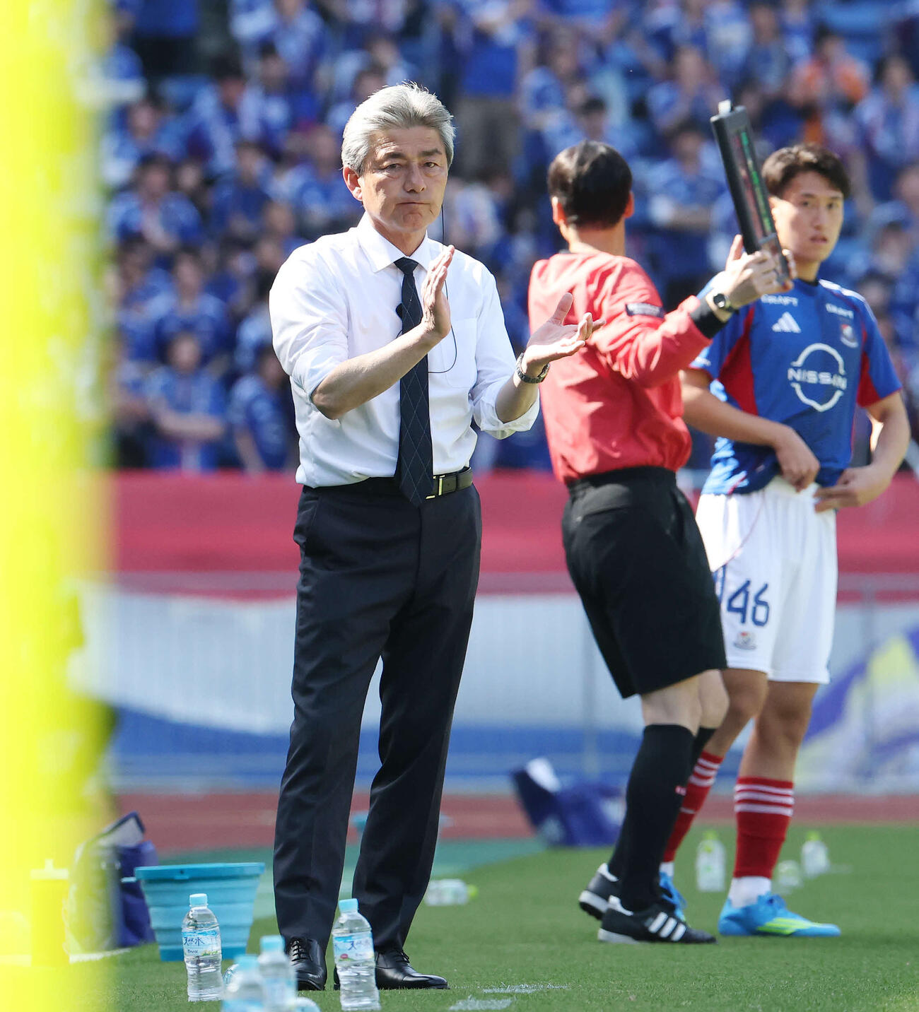 横浜対川崎F　後半、手をたたく川崎F長谷部監督（撮影・宮地輝）