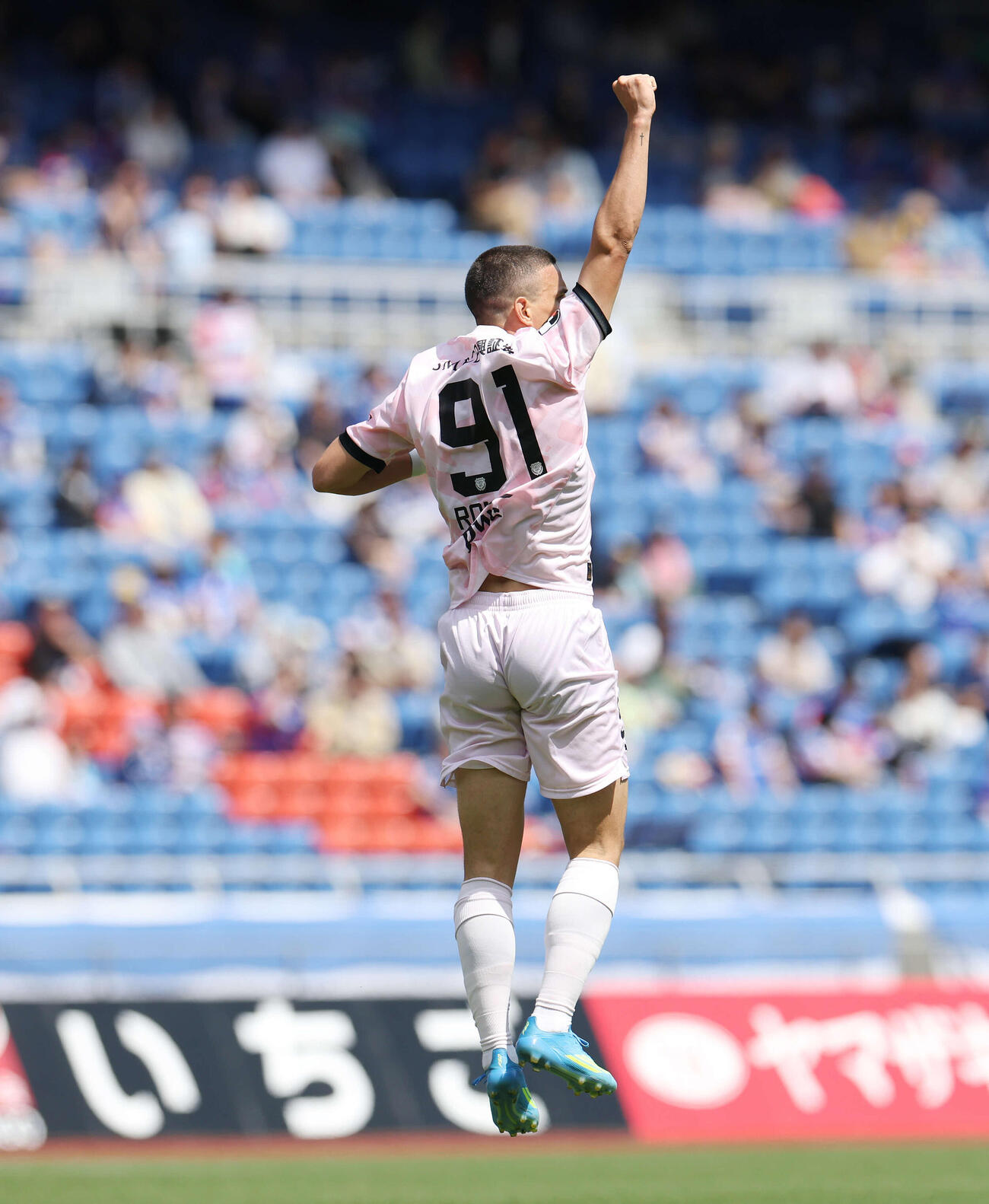 横浜対川崎F　前半、先制ゴールを決め喜ぶ川崎Fロマニッチ（撮影・宮地輝）