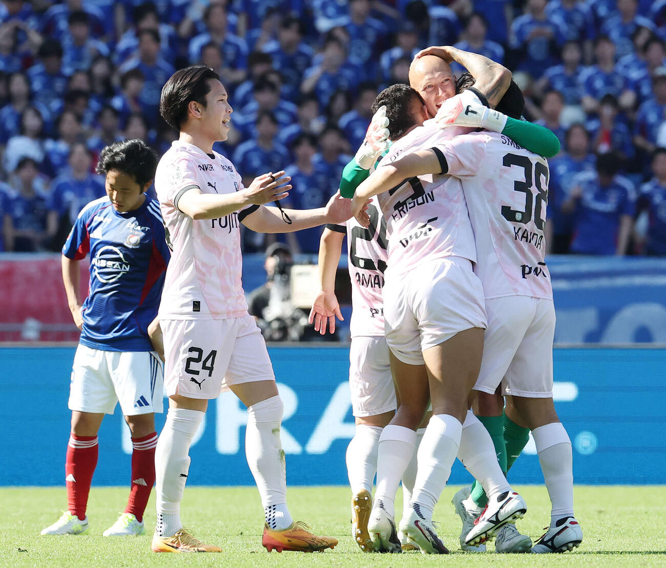 横浜対川崎F　神奈川ダービーを制しチームメートと喜ぶ川崎F宮城（左）（撮影・宮地輝）