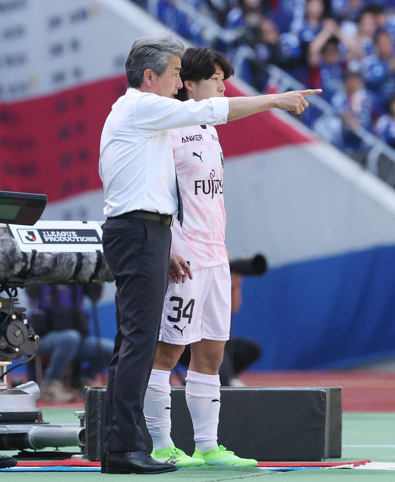 横浜対川崎F　後半、川崎F長（右）に指示を伝える長谷部監督（撮影・宮地輝）