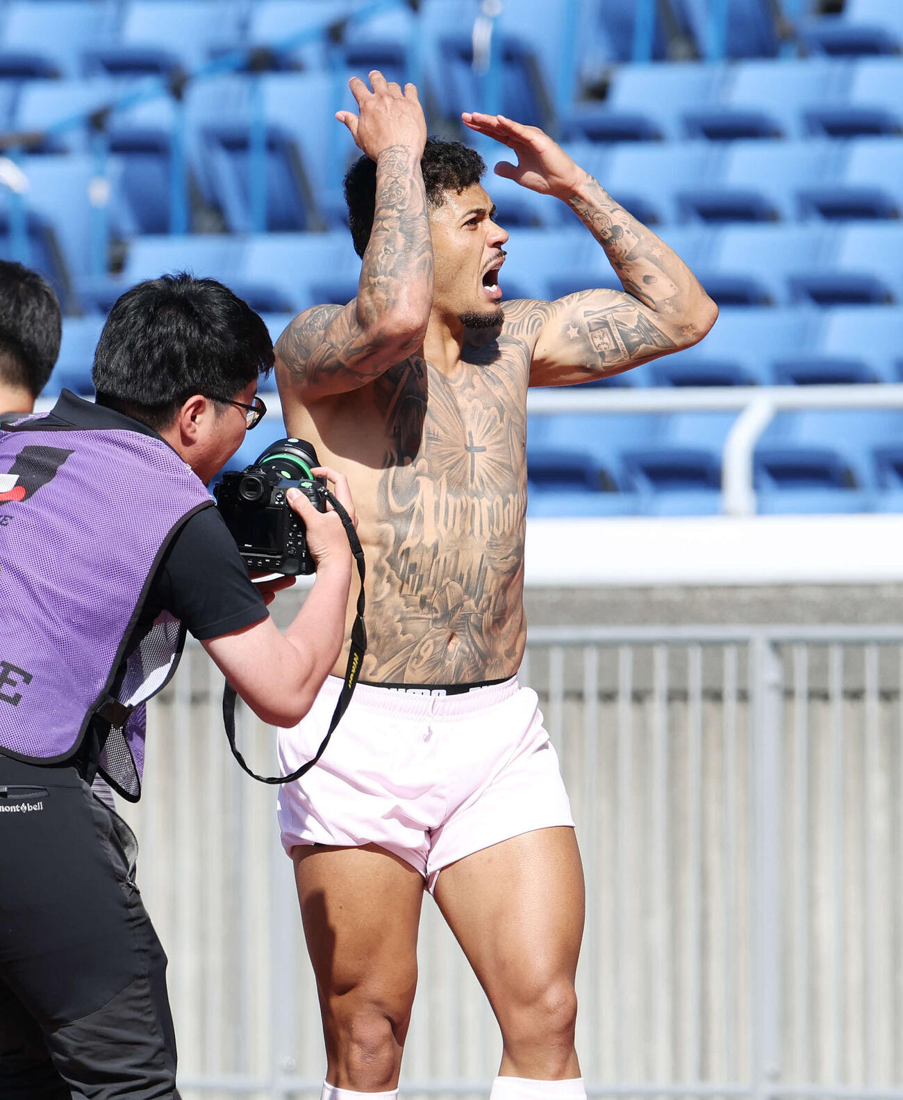 横浜対川崎F　後半、決勝ゴールを決めた川崎Fエリソンはユニホームを脱いで喜ぶ（撮影・宮地輝）