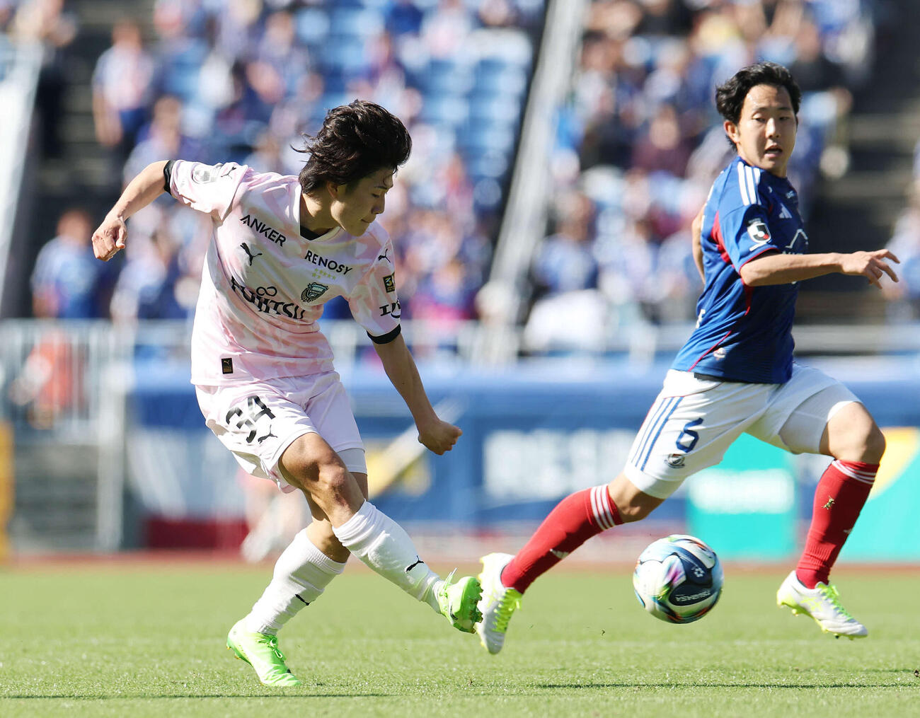 横浜対川崎F　後半、パスを出す川崎F長（撮影・宮地輝）