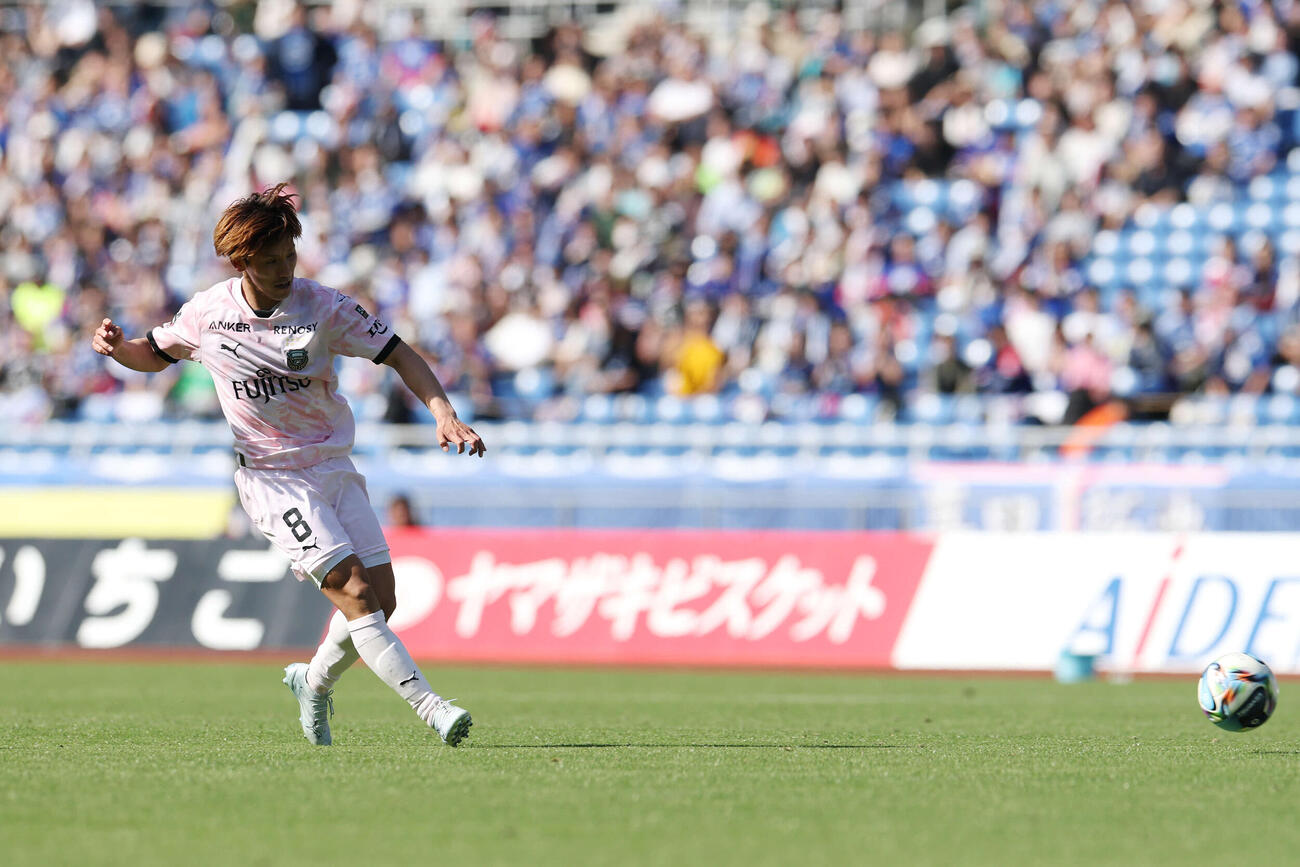横浜対川崎F　後半、エリソンの決勝ゴールをアシストするパスを出す橘田（撮影・宮地輝）