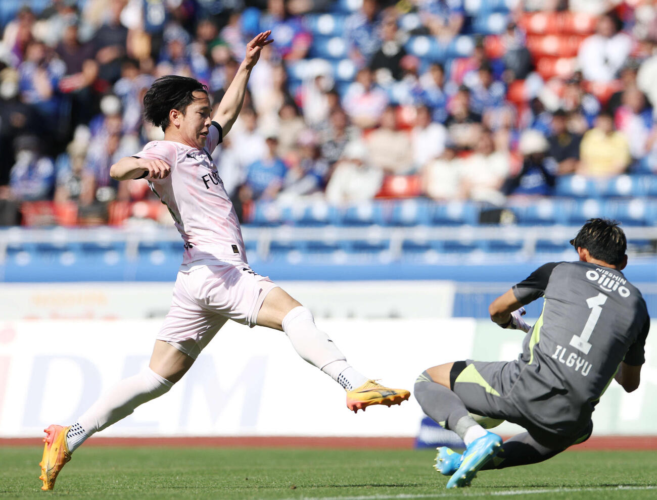 横浜対川崎F　後半、チャンスを迎えるも横浜GK朴（右）に防がれる川崎F宮城（撮影・宮地輝）