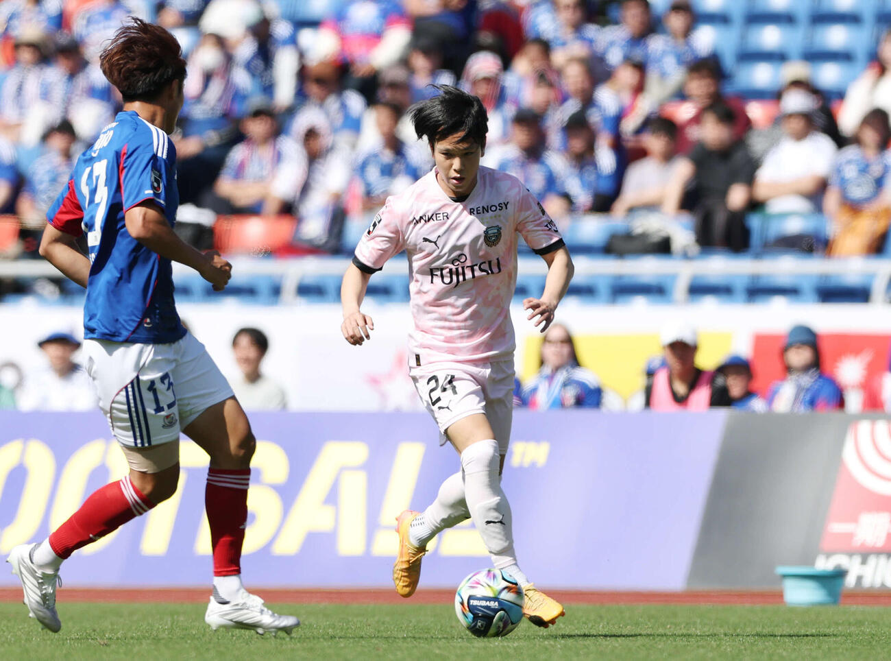 横浜対川崎F　後半、ドリブルで仕掛ける川崎F宮城（撮影・宮地輝）