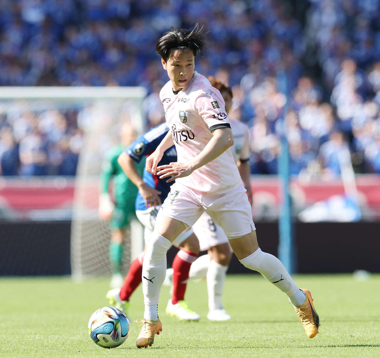 横浜対川崎F　後半、ドリブルする川崎F宮城（撮影・宮地輝）