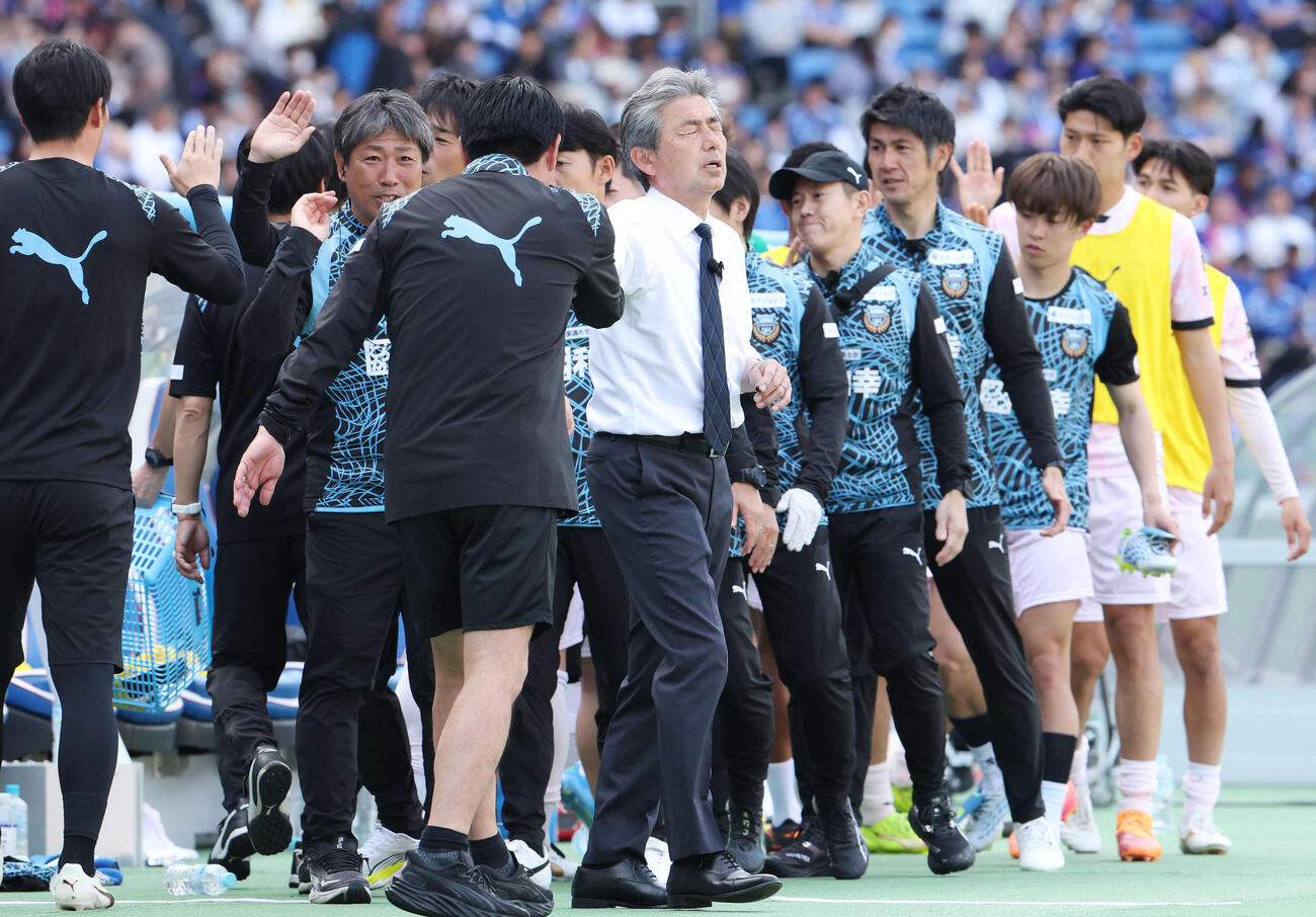 横浜対川崎F　勝利をつかみ、ほっとした表情でタッチを交わす川崎F長谷部監督（中央）（撮影・宮地輝）