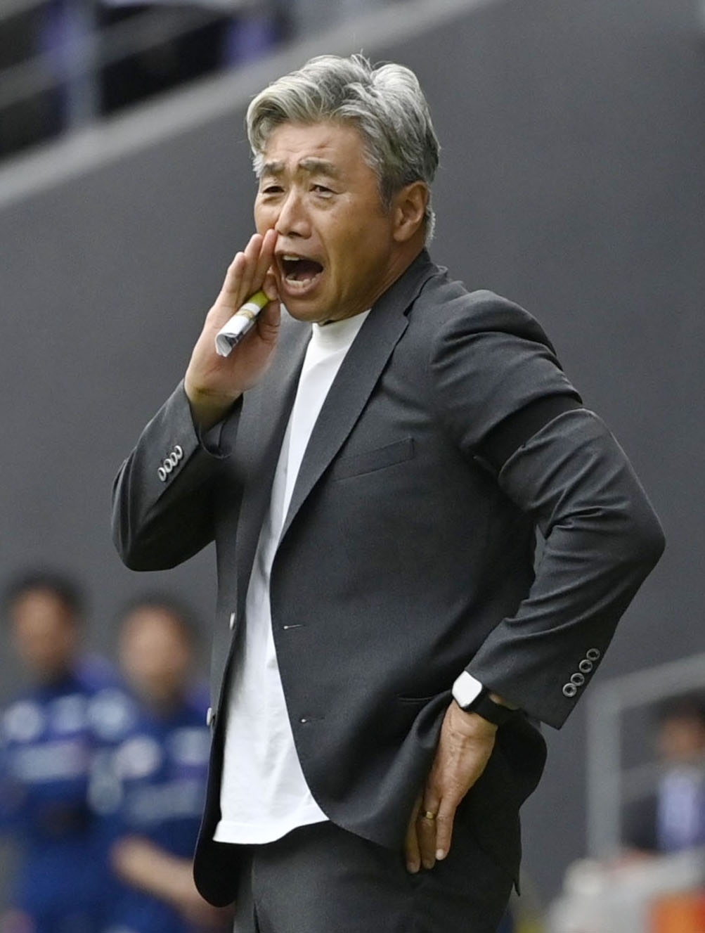 広島―長崎　前半、死去した今西和男さんを追悼する喪章を巻いて指揮する長崎・高木監督（共同）