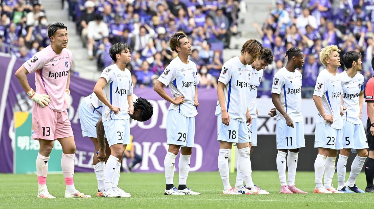 広島に敗れ肩を落とす長崎イレブン（共同）