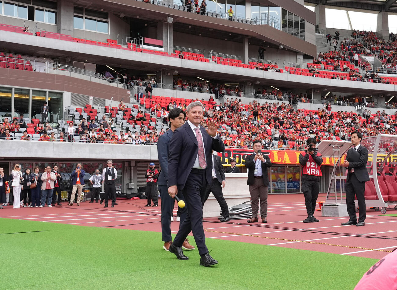 名古屋対福岡　試合前、トークイベントを行うストイコビッチ氏（撮影・森本幸一）