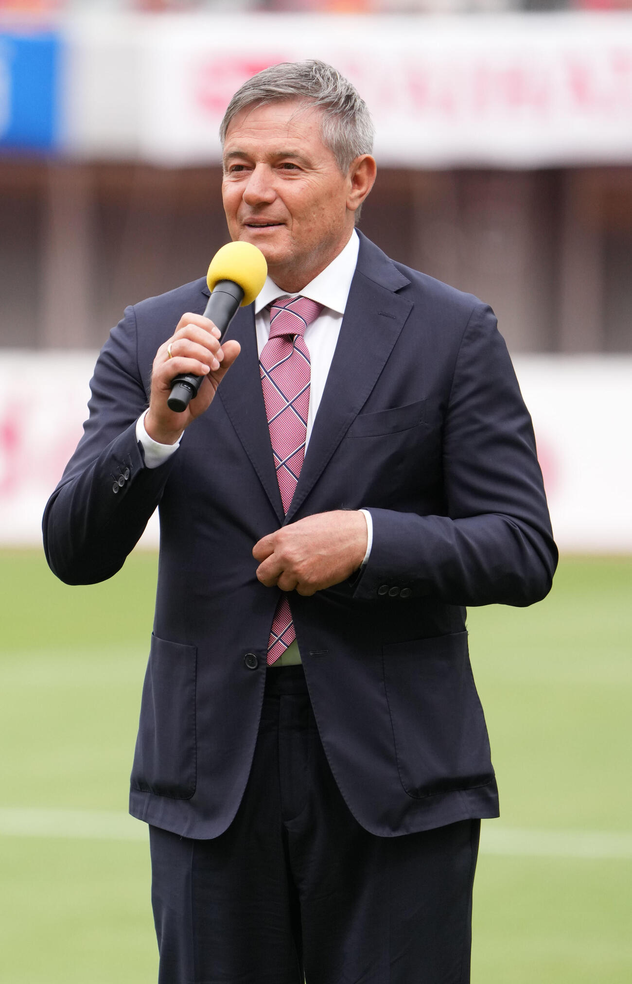 名古屋対福岡　試合前、トークイベントを行うストイコビッチ氏（撮影・森本幸一）