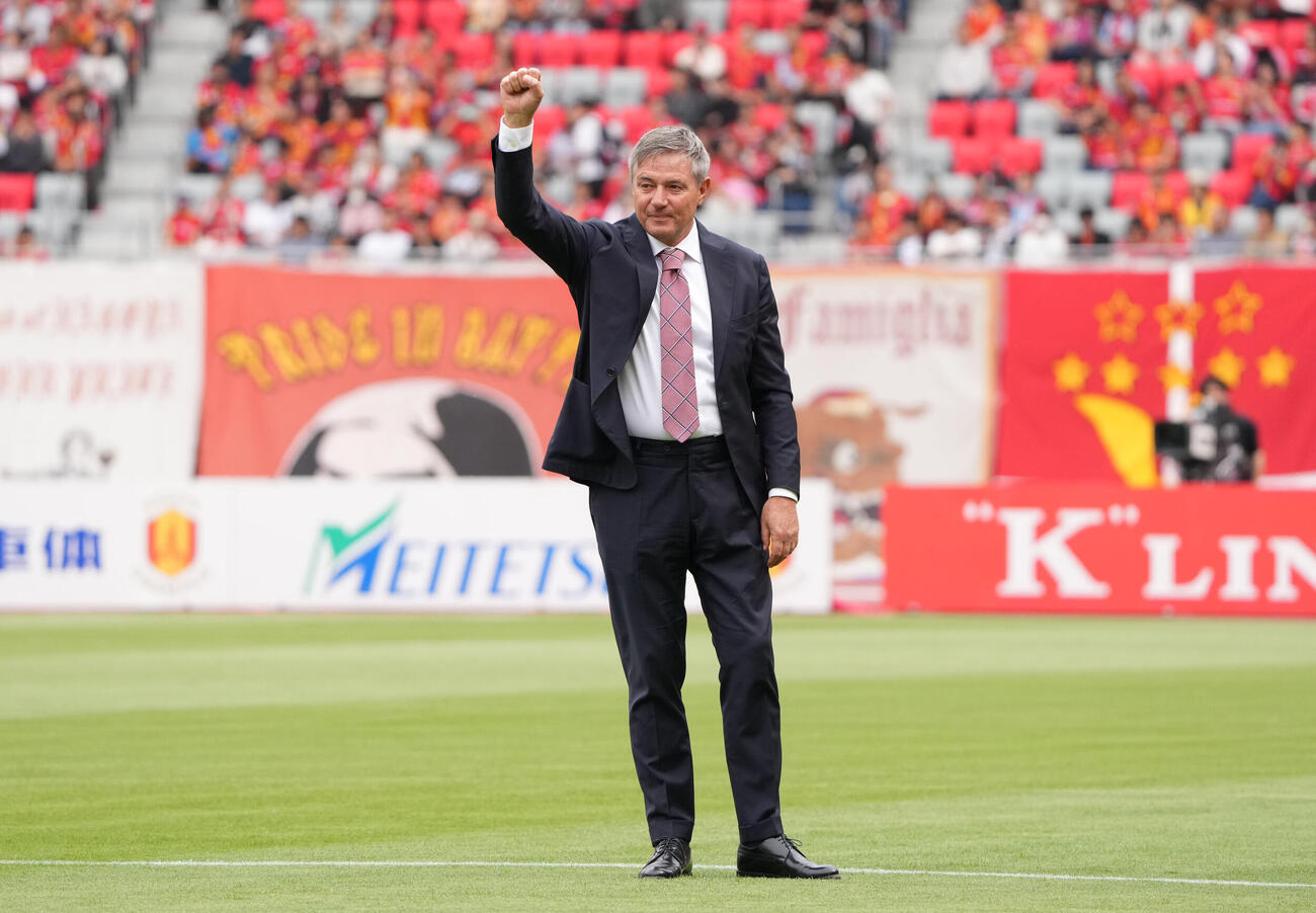 名古屋対福岡　試合前、トークイベントを行うストイコビッチ氏（撮影・森本幸一）