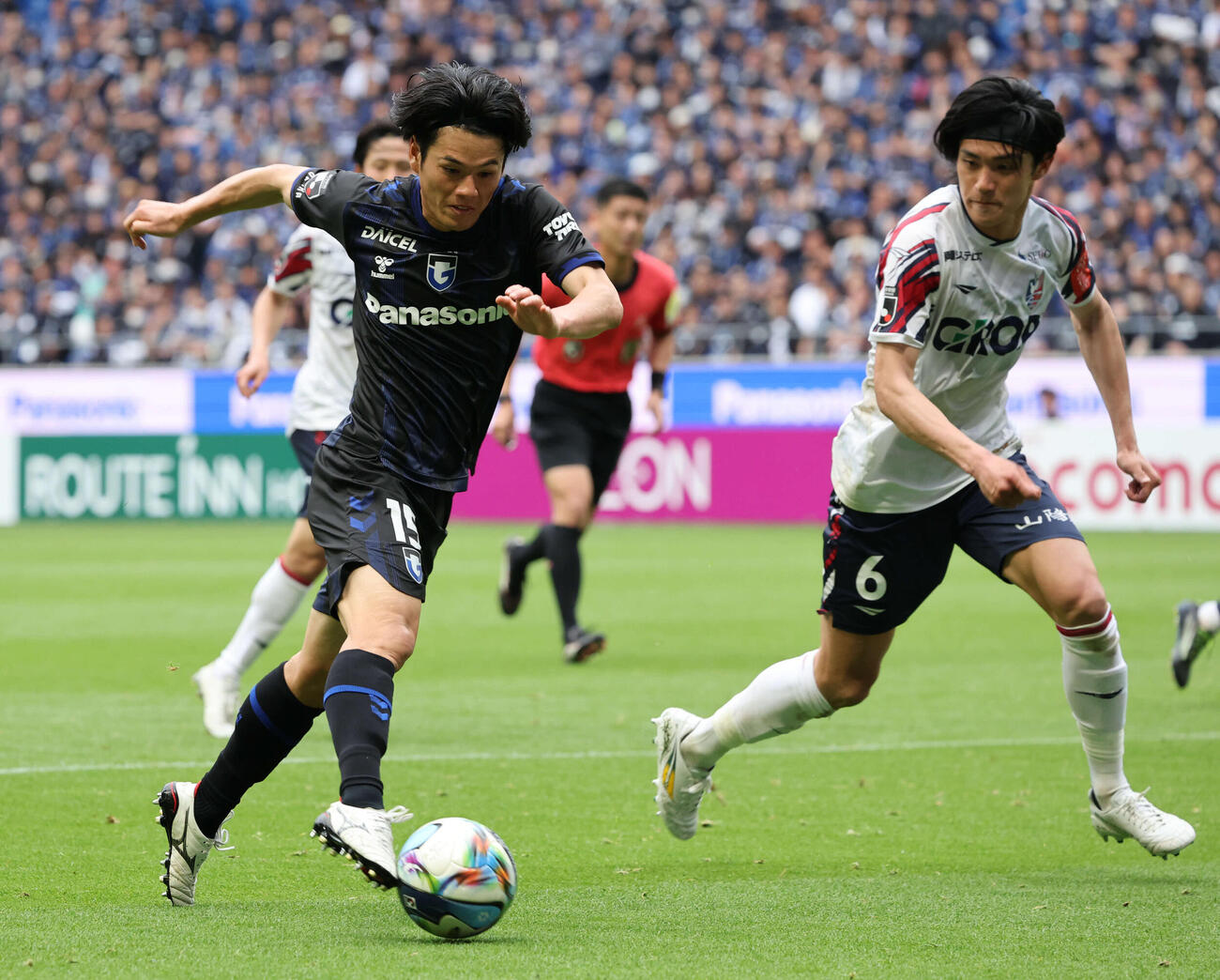 G大阪対岡山　後半、ドリブルで前進するG大阪岸本（撮影・西尾就之）