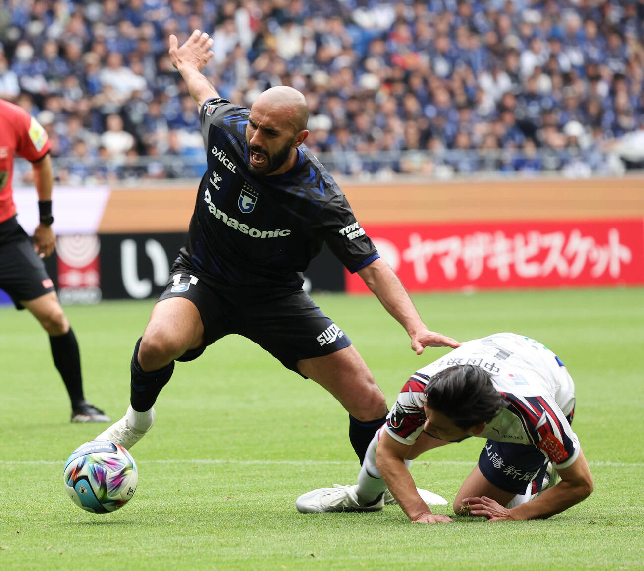 G大阪対岡山　前半、G大阪ジェバリはエリア内で倒れるもファウルなし（撮影・西尾就之）