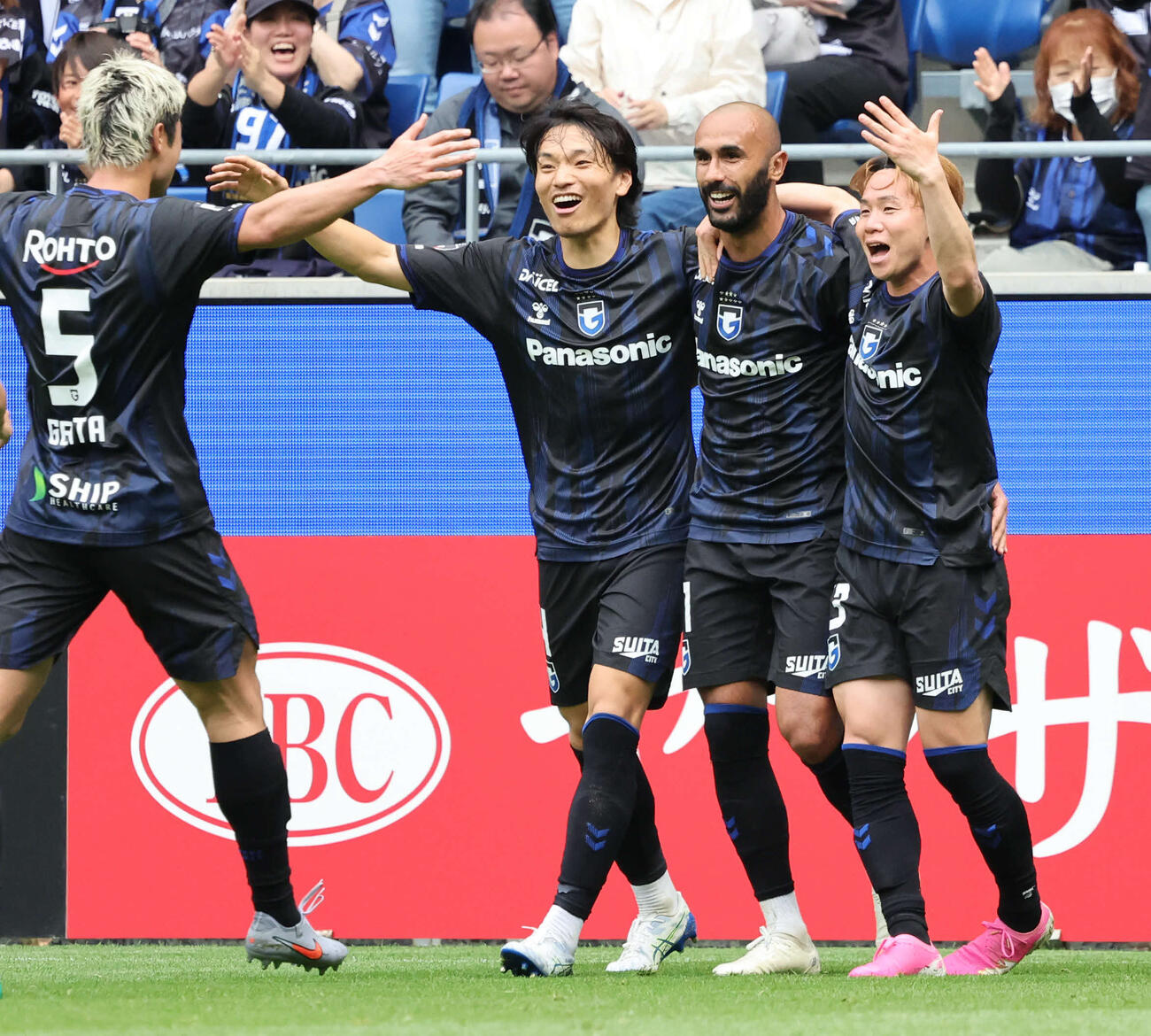 G大阪対岡山　後半、ゴールを決めたG大阪ジェバリ（右から2人目）はイレブンと喜ぶ（撮影・西尾就之）