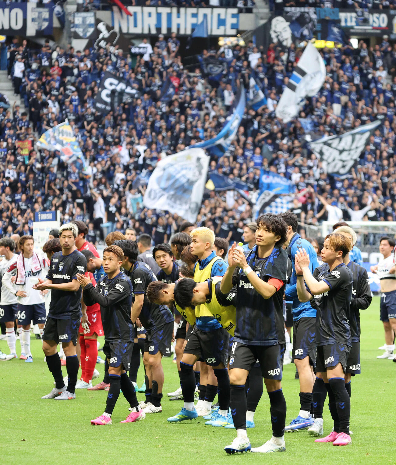 G大阪対岡山　PK戦で勝利し、サポーターにあいさつするG大阪イレブン（撮影・西尾就之）