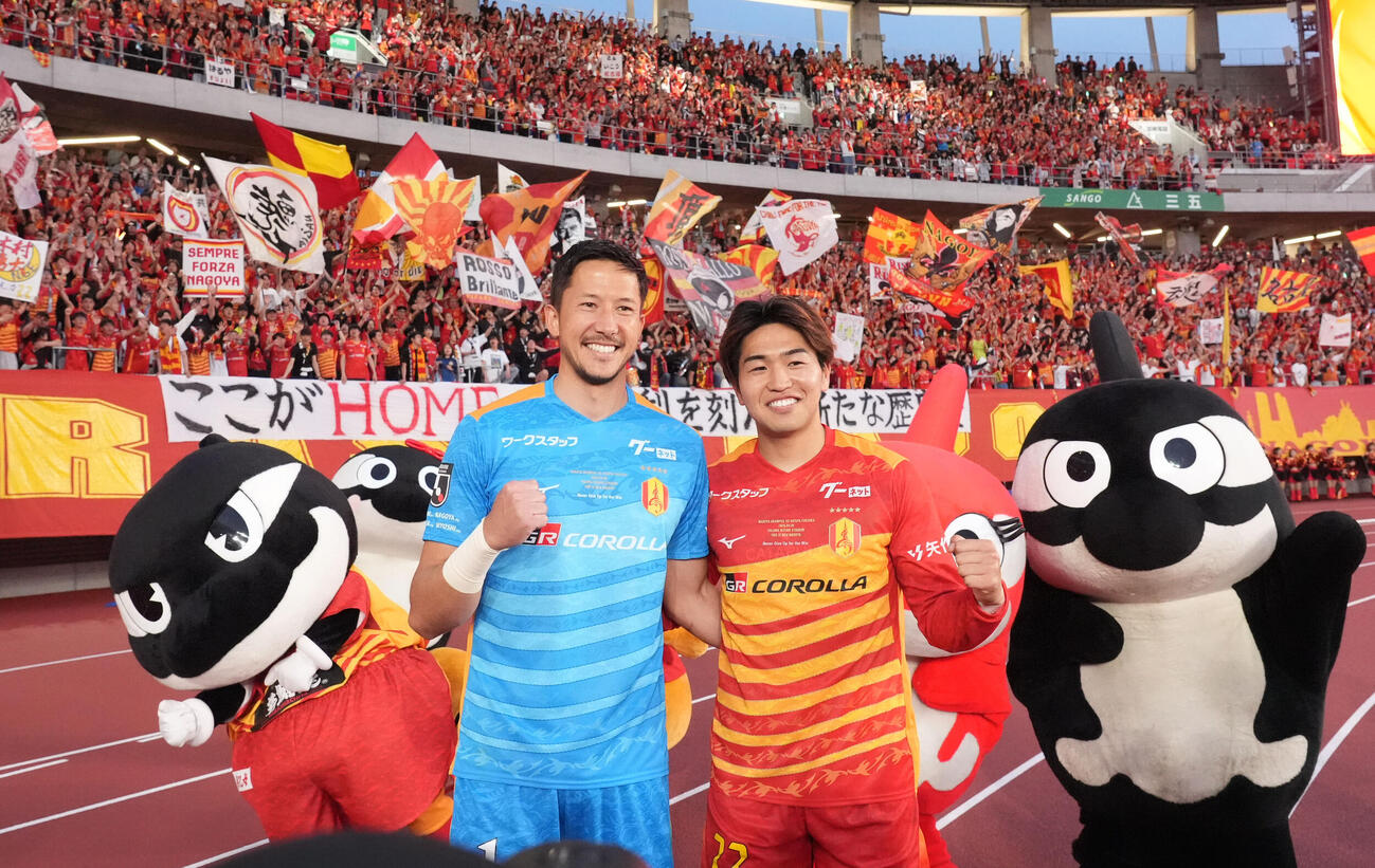 J1百年構想リーグ地域リーグWest　名古屋グランパス対アビスパ福岡　勝利に喜ぶ名古屋GKシュミット・ダニエル（左）と木村勇大（2026年4月19日）