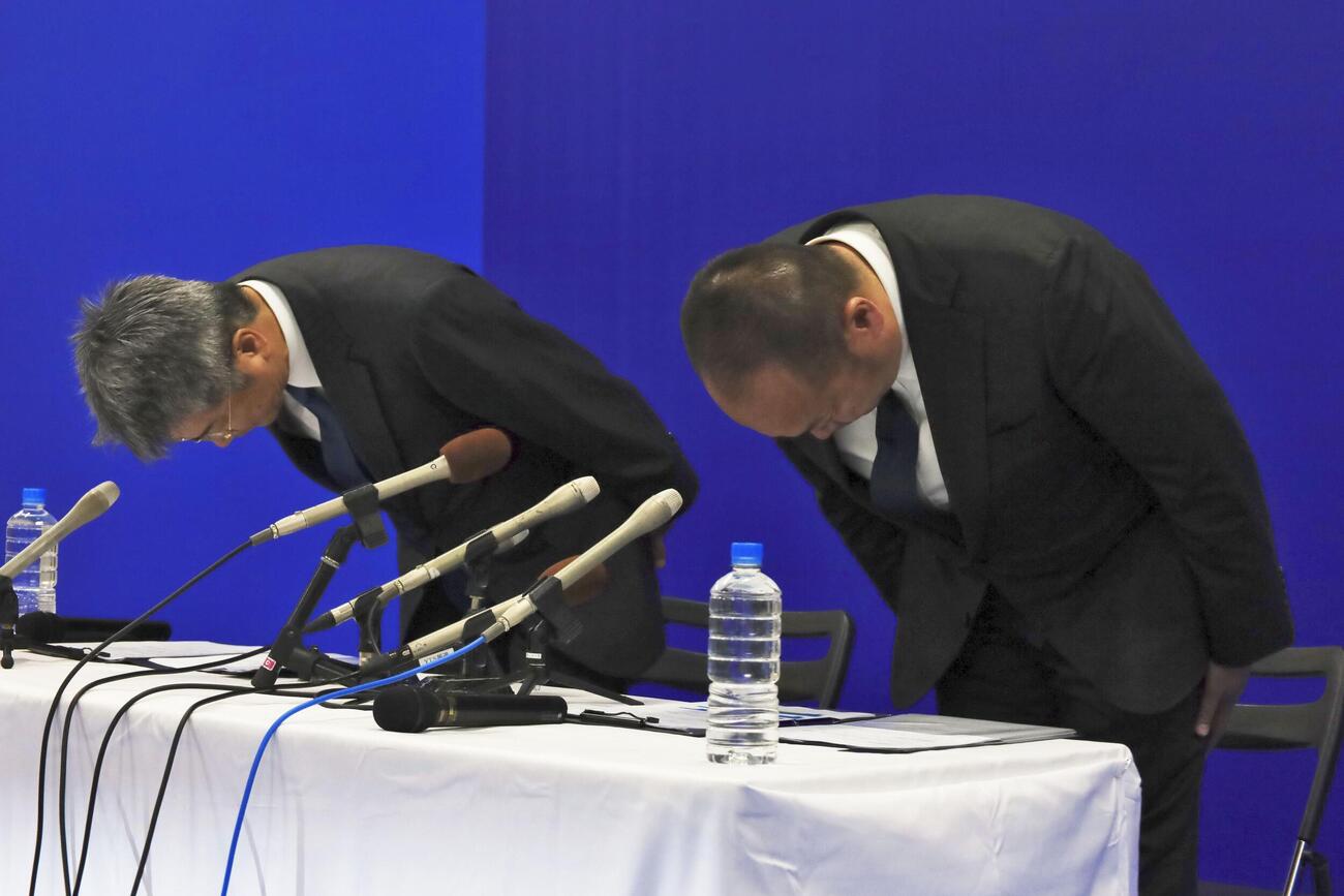 記者会見で謝罪するモンテディオ山形の相田健太郎社長（右）＝21日午後、山形県天童市