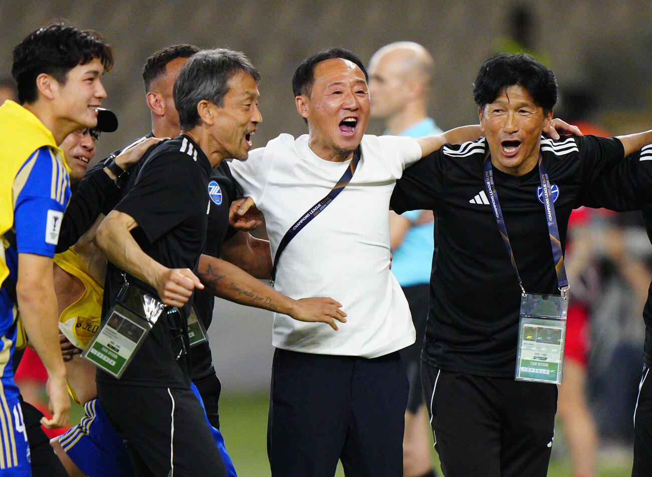 アルアハリに競り勝ち決勝進出を決め、大喜びの町田・黒田監督（右から2人目）ら＝ジッダ（共同）