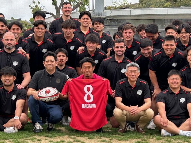 レッドハリケーンズ大阪の選手らと記念撮影に応じるC大阪香川