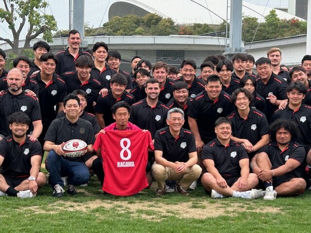 レッドハリケーンズ大阪の選手らと記念撮影に応じるC大阪香川