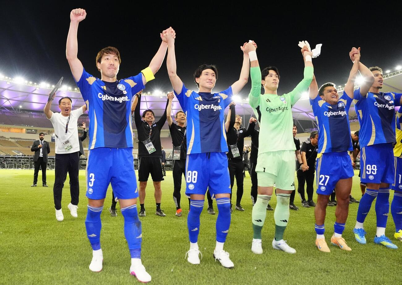 アルアハリに競り勝ち決勝進出を決め、サポーターの声援に応える昌子（3）ら町田の選手たち＝ジッダ（共同）