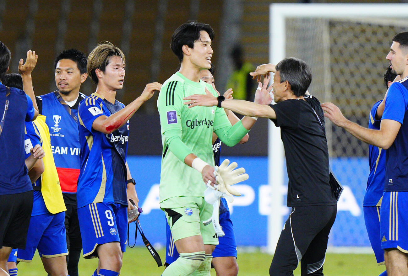 アルアハリに競り勝ち決勝進出を決め、タッチを交わす町田・GK谷（中央）ら＝ジッダ（共同）