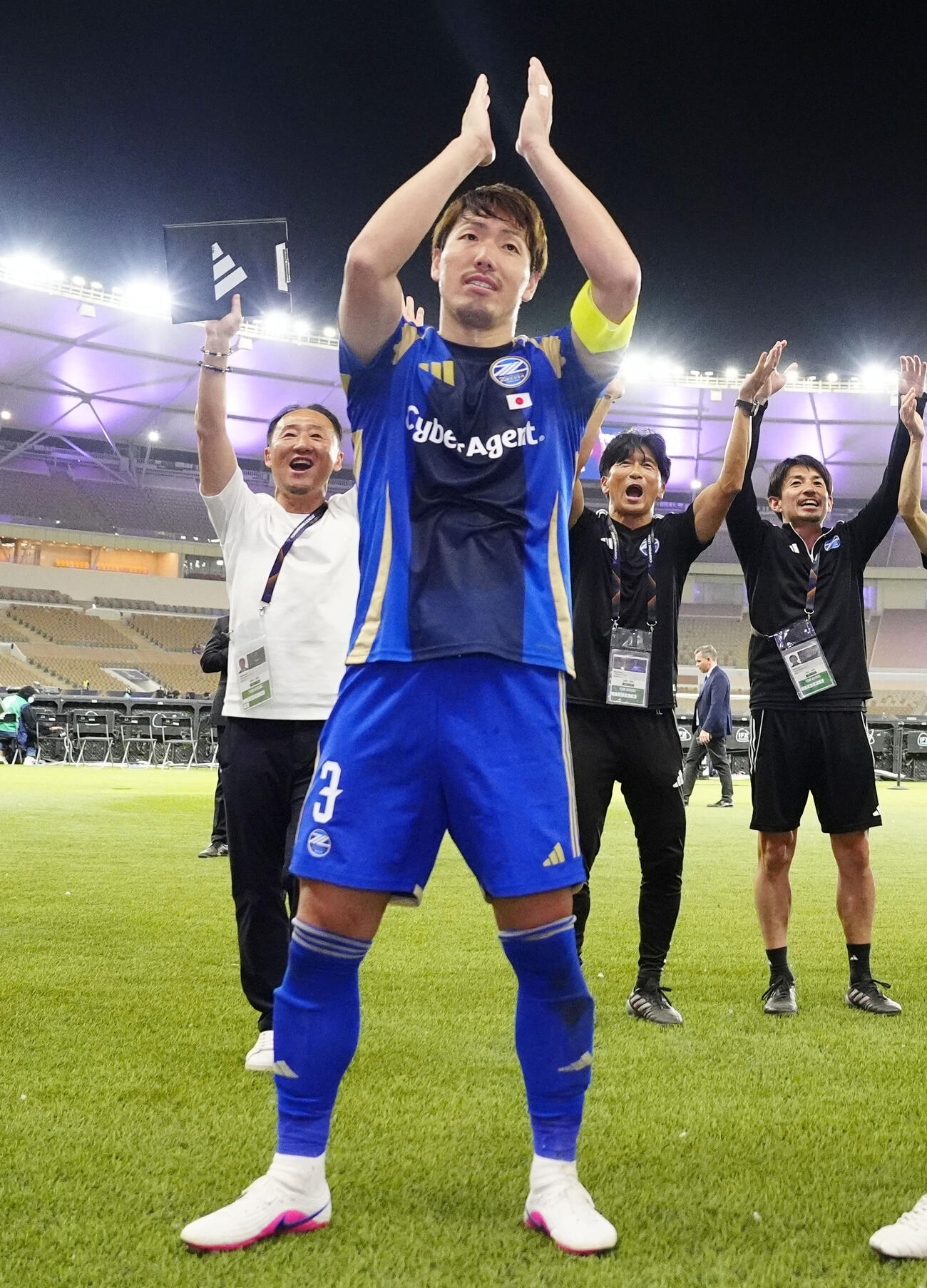 アルアハリに競り勝ち決勝進出を決め、サポーターの声援に応える町田・昌子。左は黒田監督＝ジッダ（共同）