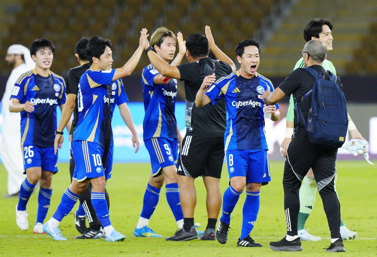 アルアハリに競り勝ち決勝進出を決め、喜ぶ町田の選手たち＝ジッダ（共同）