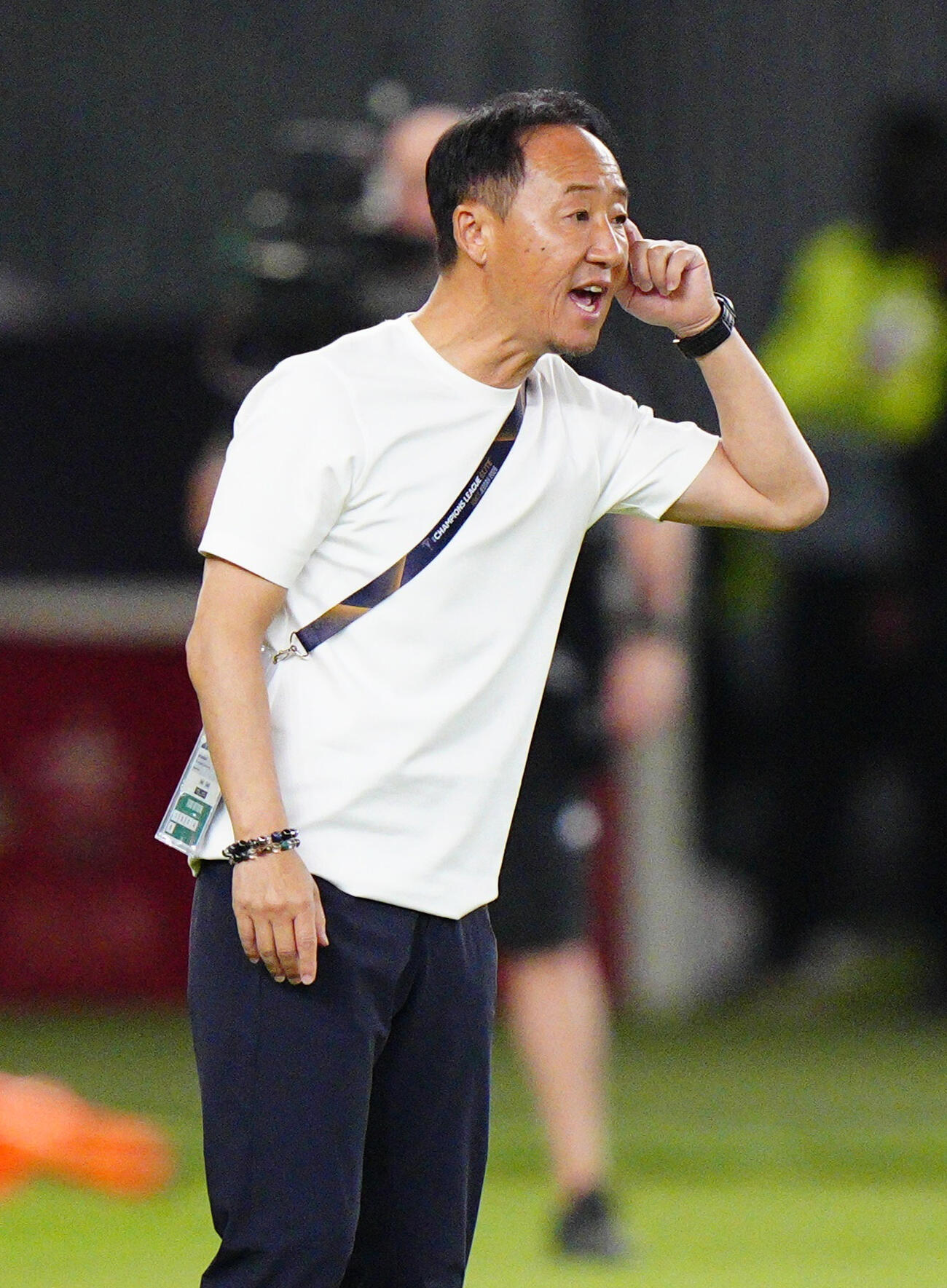 町田－アルアハリ　前半、指示を出す町田・黒田監督＝ジッダ（共同）