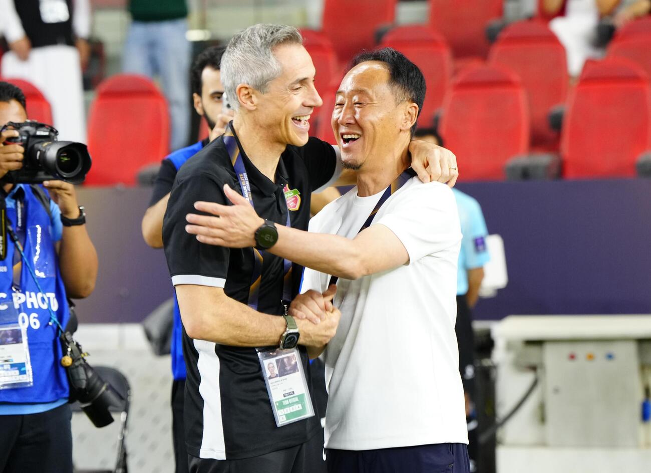 試合前、アルアハリの監督にあいさつする町田・黒田監督（右）＝ジッダ（共同）