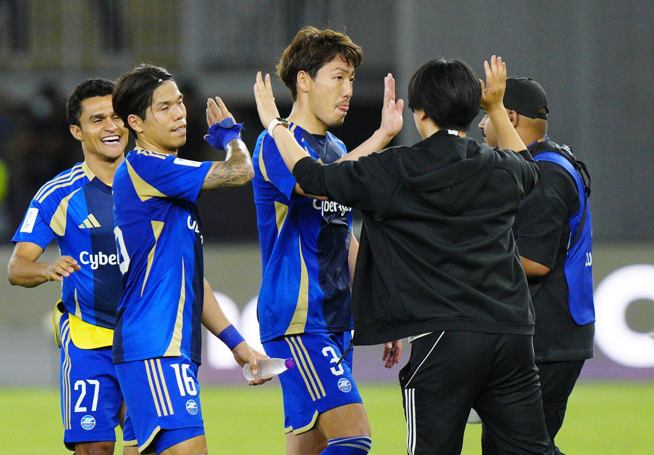アルアハリに競り勝ち決勝進出を決め、タッチを交わす町田・昌子（中央）ら＝ジッダ（共同）