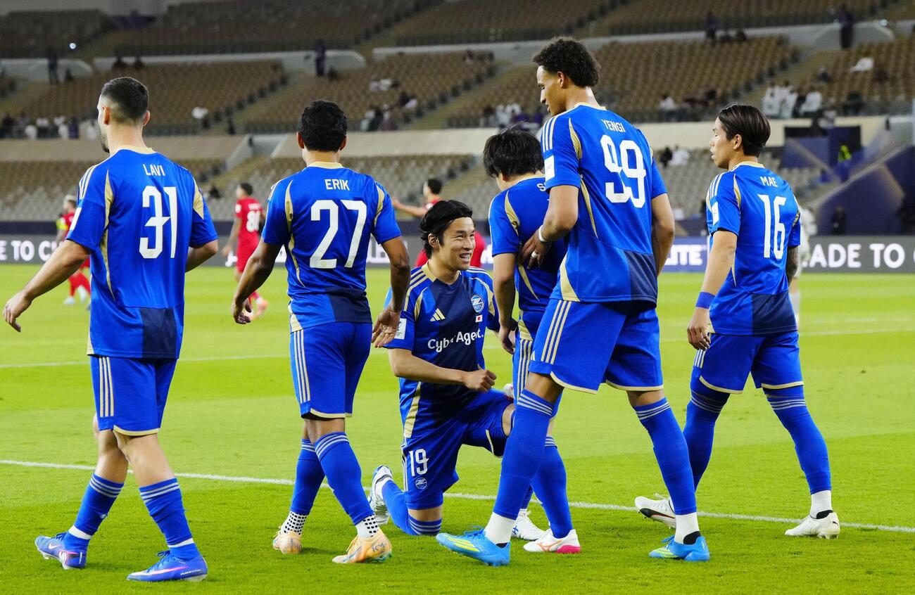 町田－アルアハリ　前半、先制ゴールを決めた相馬を祝福する町田・中山（中央）＝ジッダ（共同）